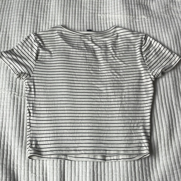 Lulu’s Cropped T - Picture 3 of 3